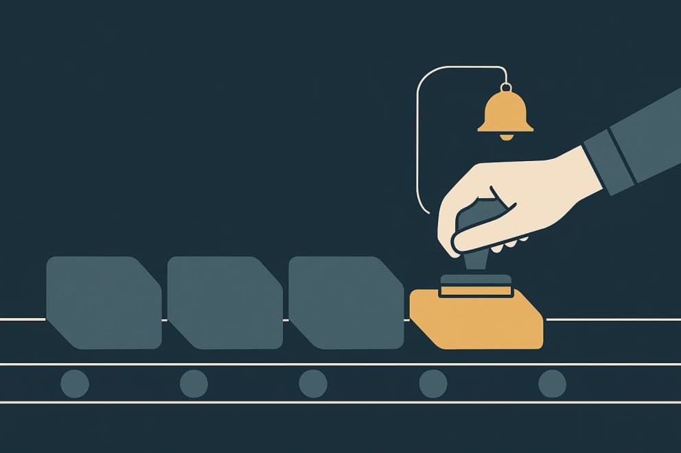 Illustration: Eine Kette von Prozessstationen läuft automatisch durch, eine goldene Station wartet auf die Freigabe einer menschlichen Hand